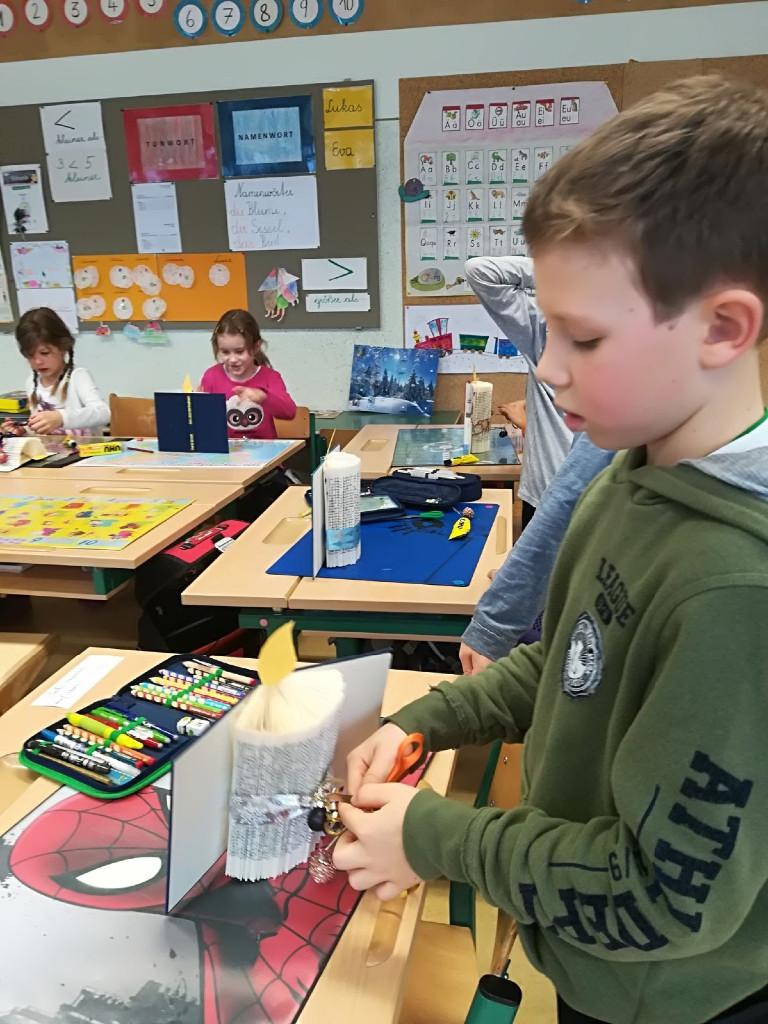 Bücherfalten mit der Volksschule