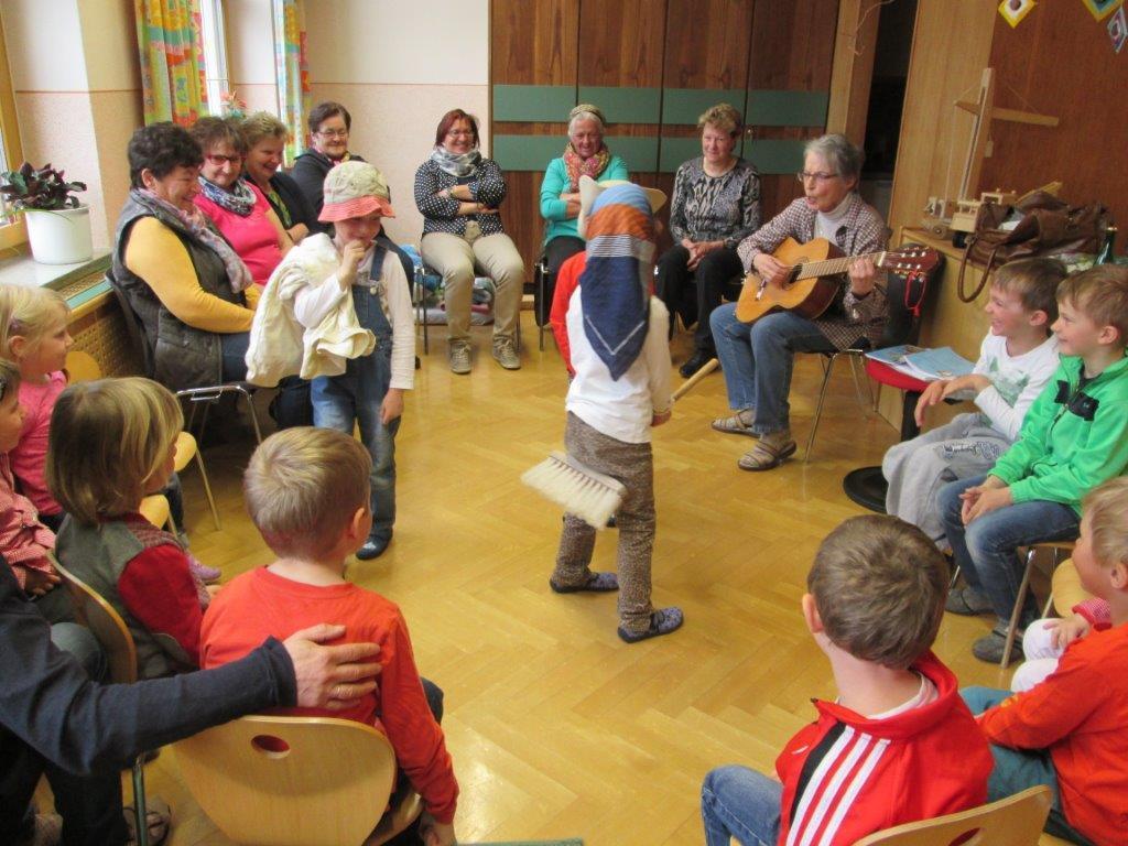 Besuch von Fr. Krug im Kindergarten 2015