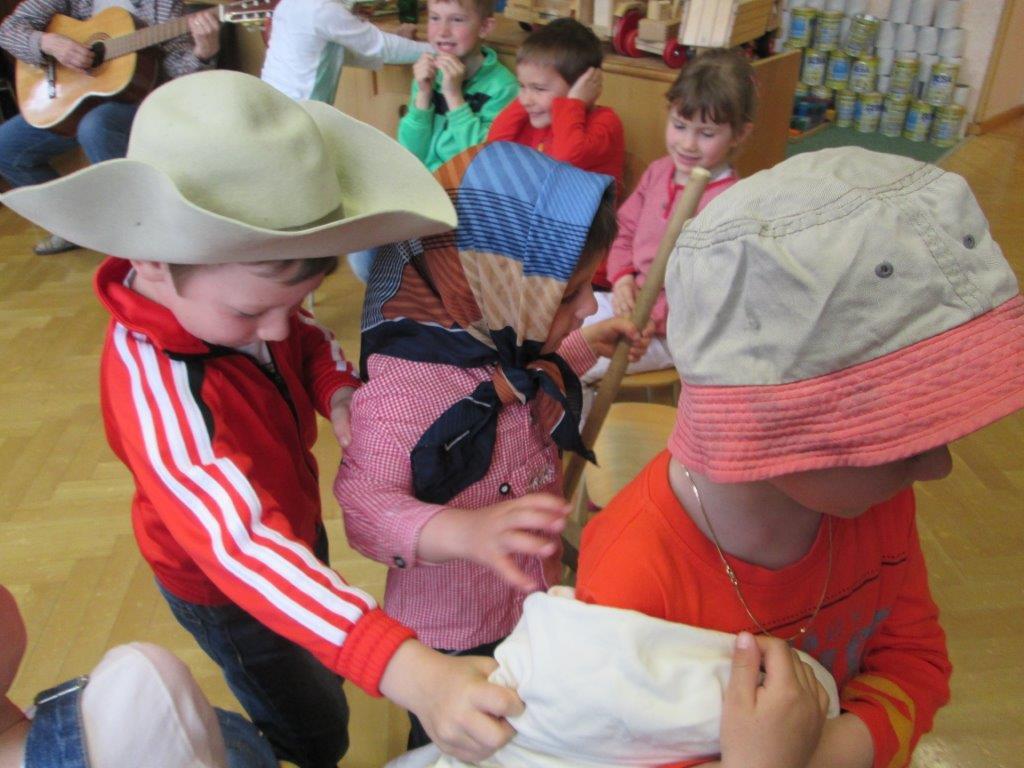 Besuch von Fr. Krug im Kindergarten 2015