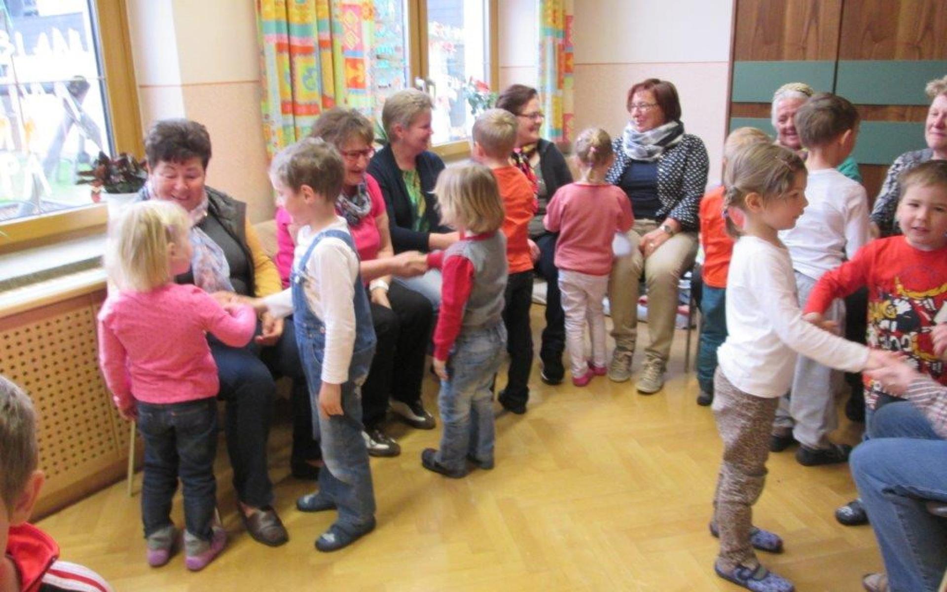 Besuch von Fr. Krug im Kindergarten 2015